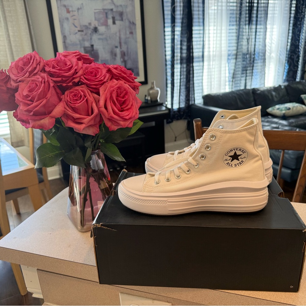 NIB Women’s Converse Chuck Taylor size 8 White platform Sneakers - Picture 8 of 9
